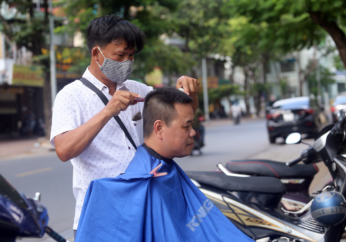 Hà Nội: Người dân ùn ùn kéo đi cắt tóc trước giờ cấm